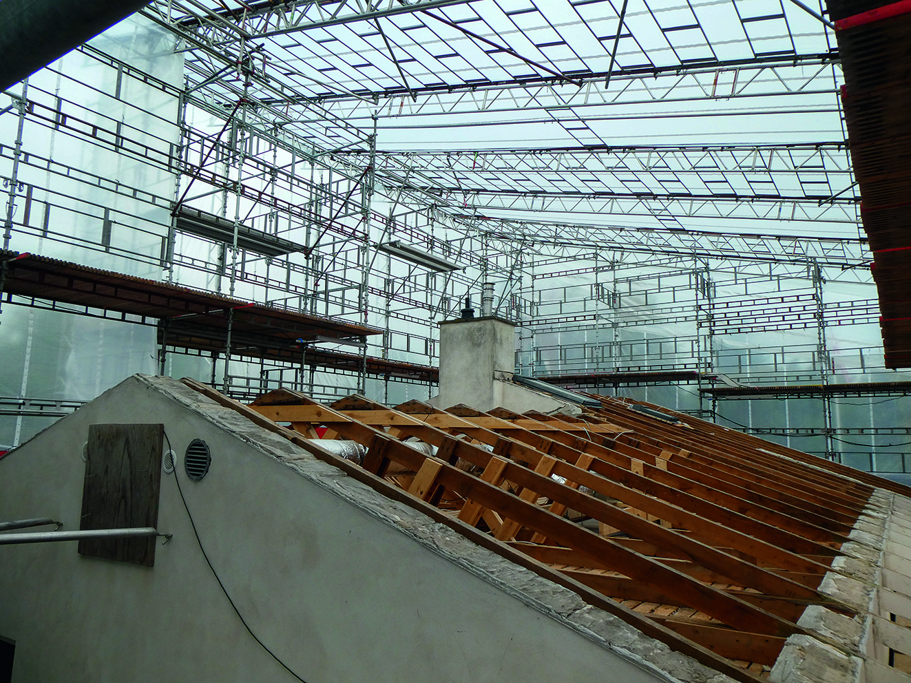 Figur 26 viser renovering af tagkonstruktion med totaloverdækning for at undgå fugtskader.